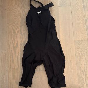 Speedo women’s Valor Closed Back Size 24